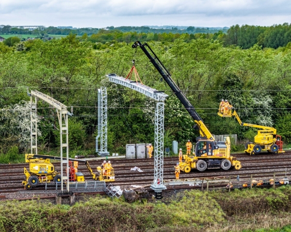 Signal gantry replacement at Warrington, RRE lowing gantry